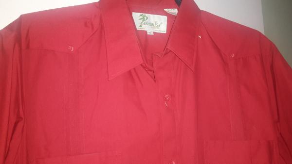 Guayabera color roja. Marca Panabrisa- Corona . Talla XL.